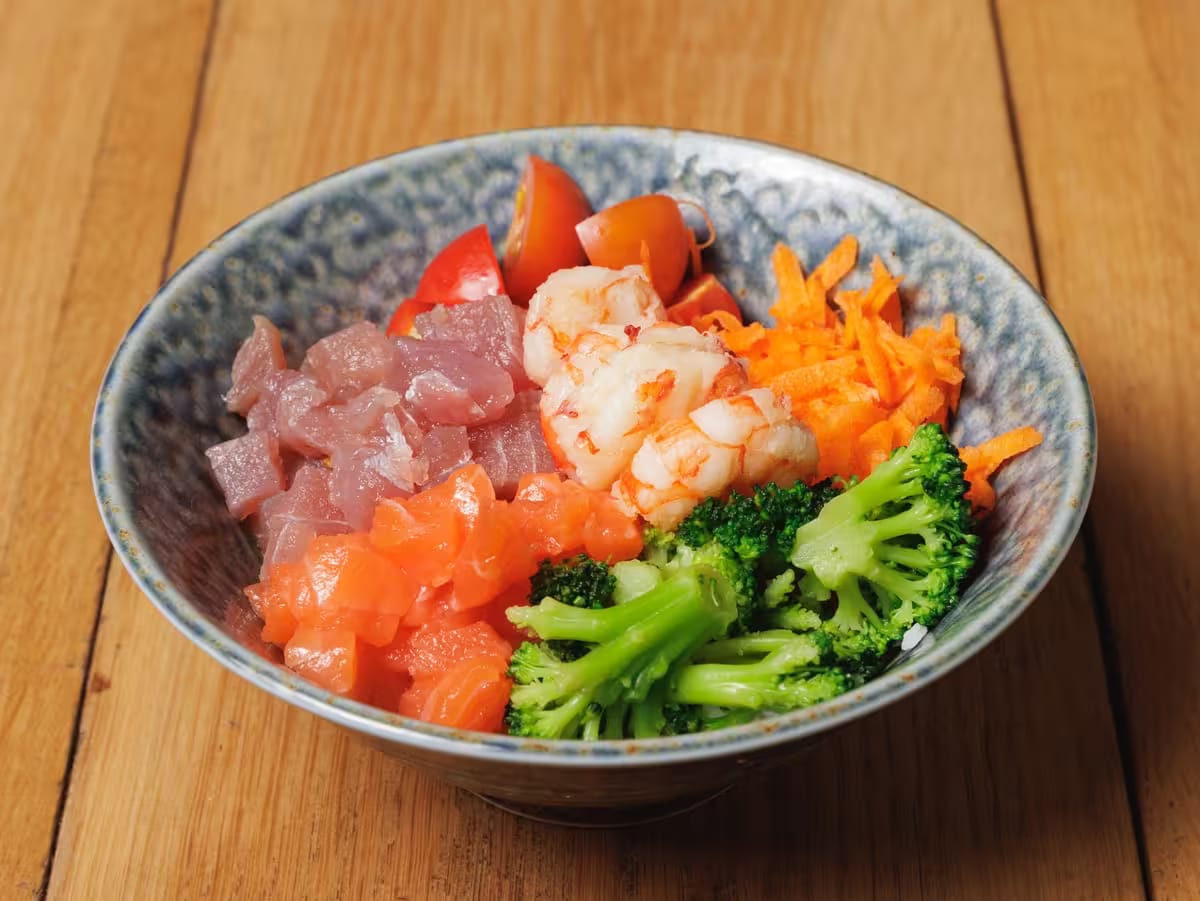 Hawaiian Poke Bowl con tonno, salmone e gamberi